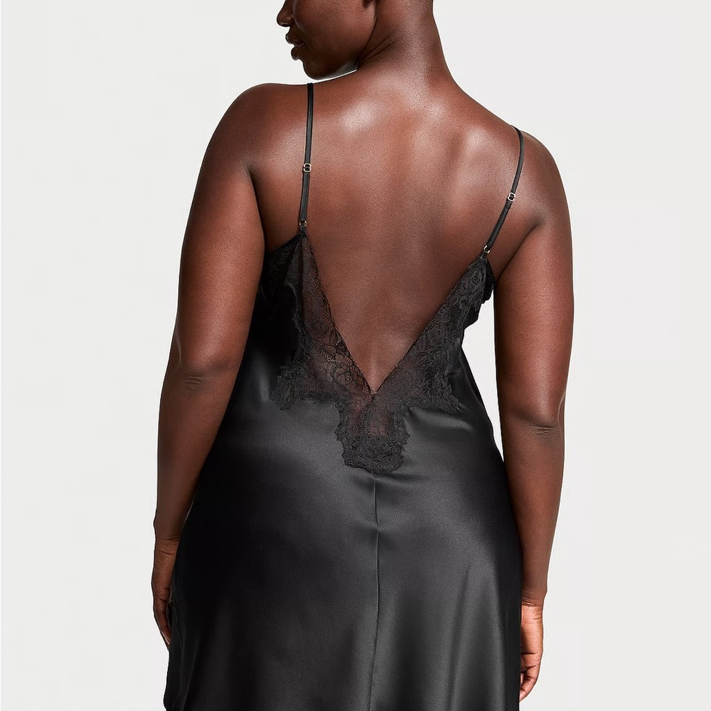 New VICTORIA'S SECRET
Satin & Rose Lace Mini Slip